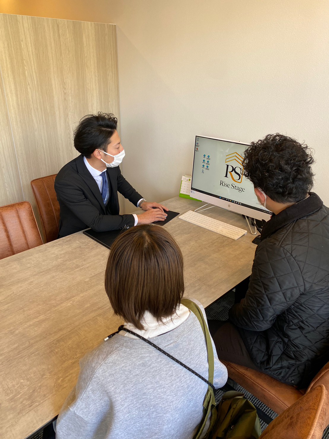 店舗でお客様のご相談を伺うスタッフ